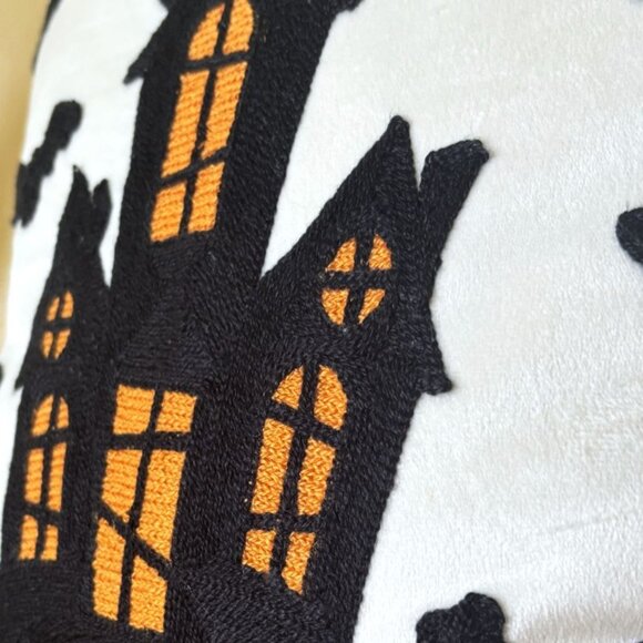 18x18 Embroidered Halloween Haunted House Graveyard Flying Bats Pillow Cover New - Picture 3 of 4